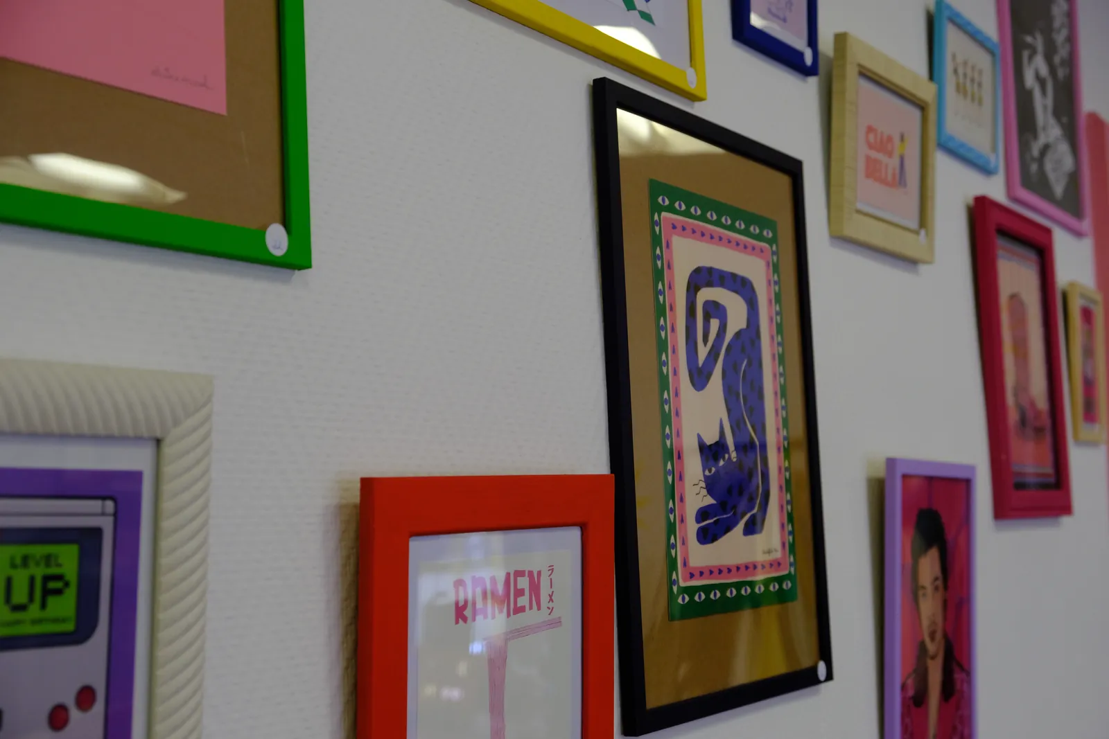 Le mur d'affiches illustrées dans des cadres multicolores