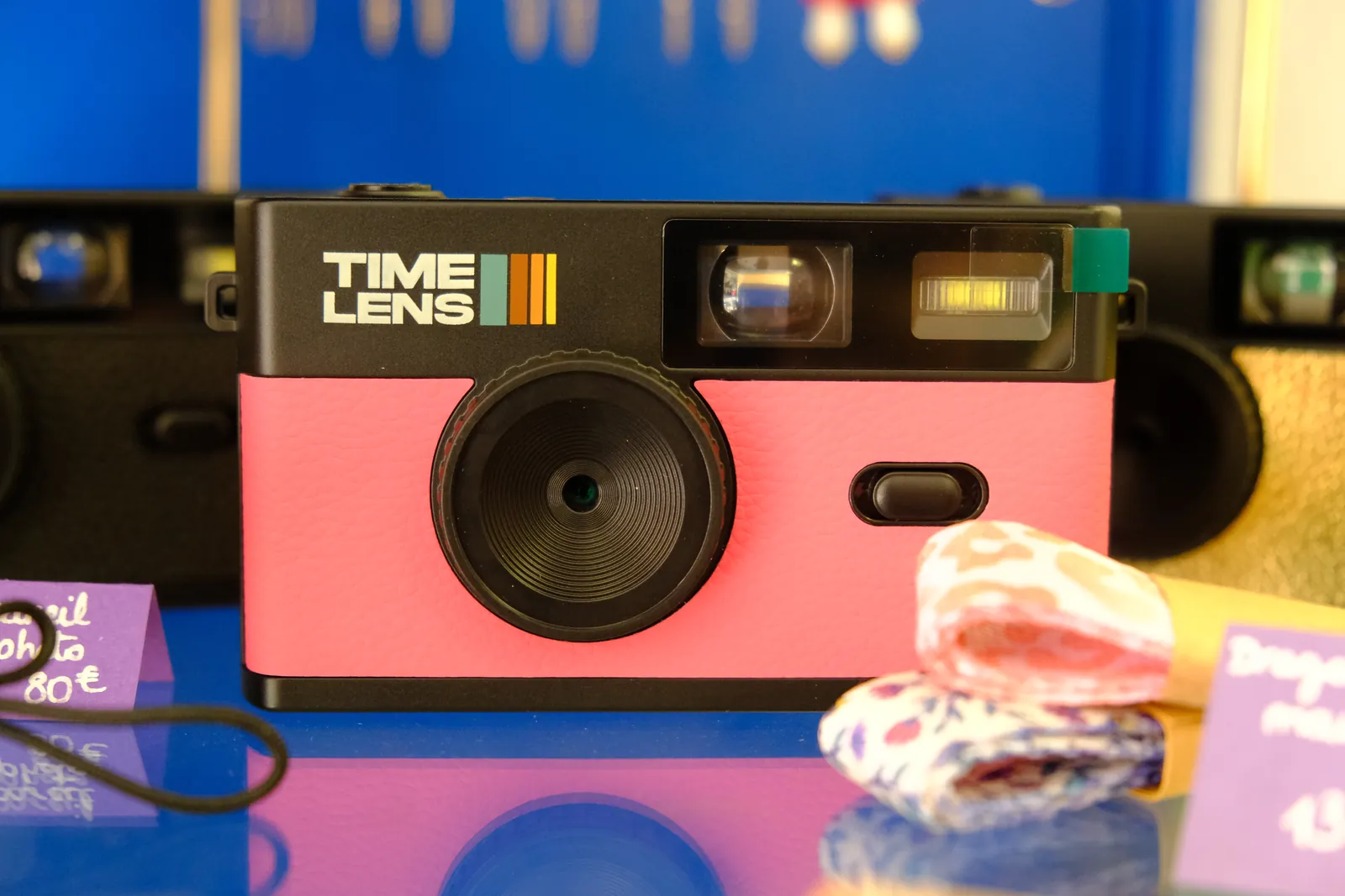Appareil photo argentique rose en vitrine