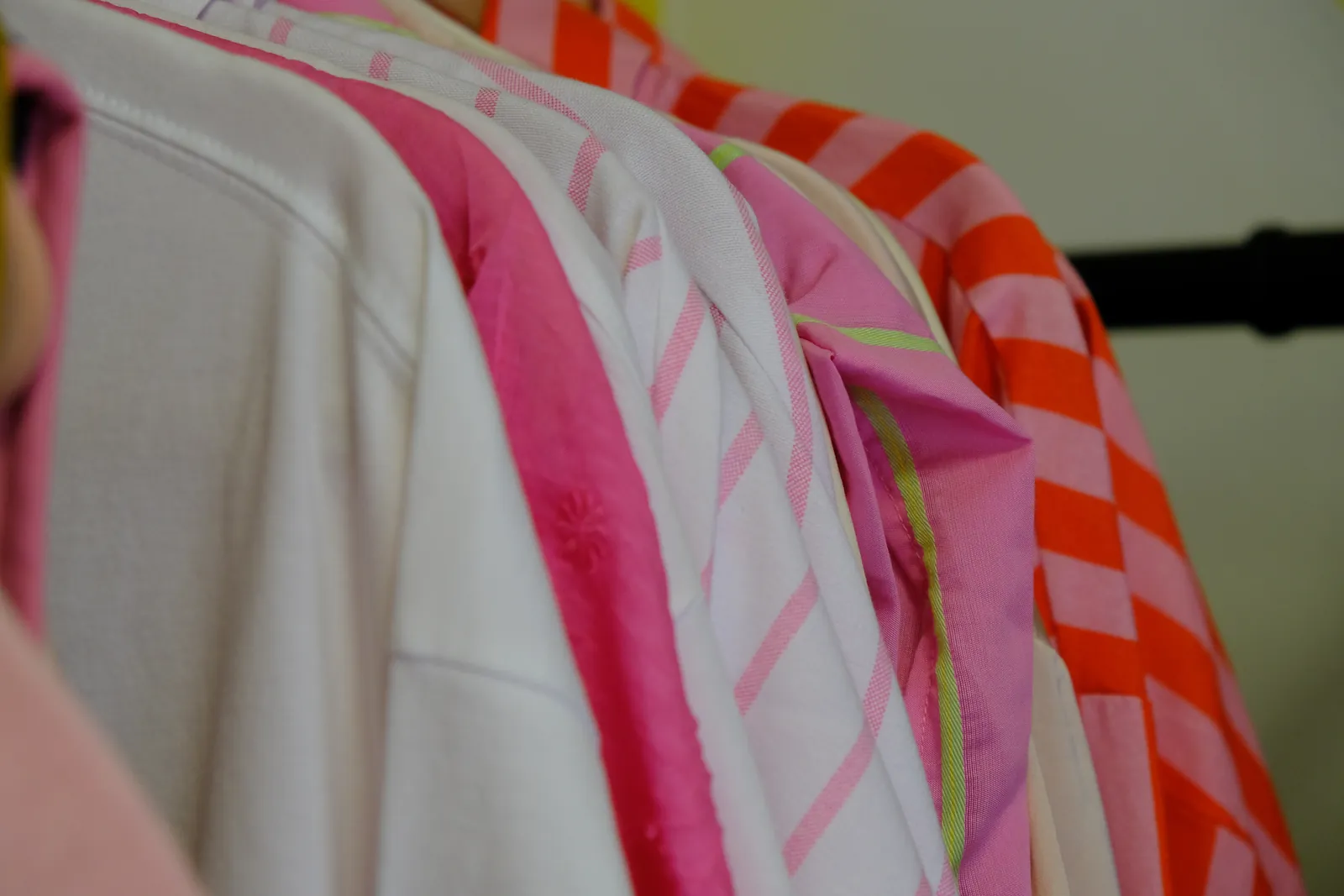 Chemises colorées sur un portant de la boutique