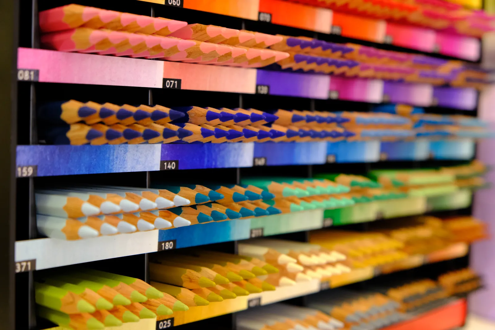 Présentoir de crayons de couleur classés en arc-en-ciel