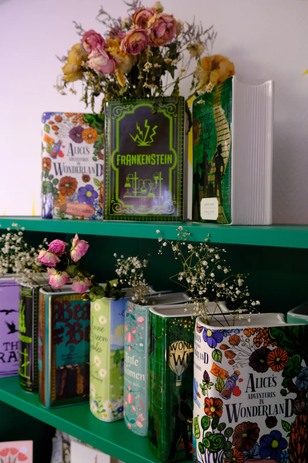 Vases en forme de livres garnis de fleurs séchées